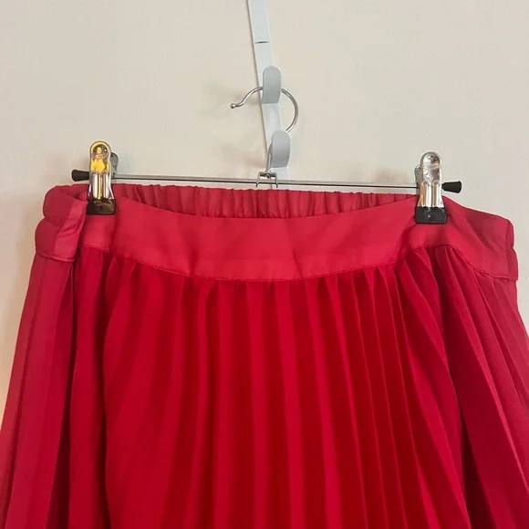 Chic Red Maxi Pleated Skirt - Picture 2 of 4